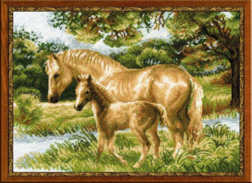 Лошадь с жеребенком Риолис 1258, цена 1 286 руб. - интернет-магазин Мадам Брошкина