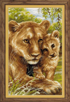 Львица с львенком Риолис 1262, цена 1 008 руб. - интернет-магазин Мадам Брошкина